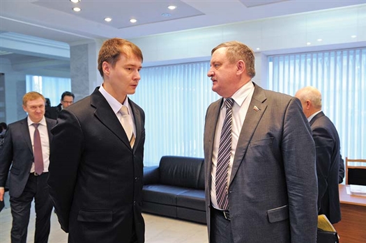 Виктор Хлыстов (справа) в случае превышения нормативов готов пойти на крайние меры, вплоть до увольнения сотрудников администрации
