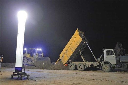 Ночью строителям позволяют работать передвижные электростанции со специальными светильниками