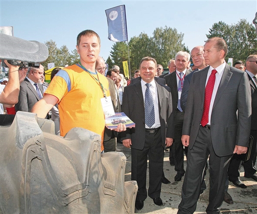 Владимир Артяков осмотрел современные высокопроизводительные сельскохозяйственные агрегаты.