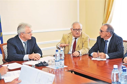 Александр Ефремов (слева) внимательно выслушал мнение экспертов строительной отрасли