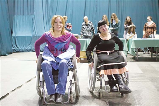 Артисты на инвалидных колясках выступили со «звездами» эстрады