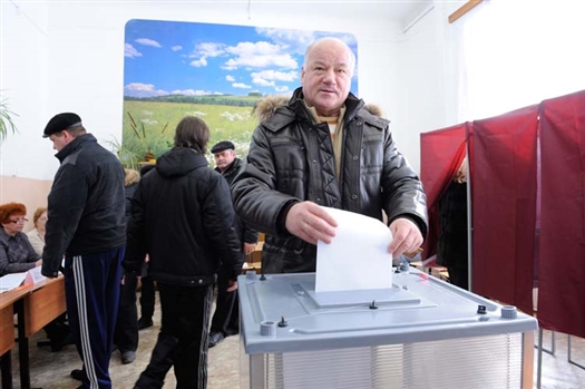 Получив избирательный бюллетень, Виктор Сазонов зашел в кабинку для голосования и очень быстро сделал свой выбор.