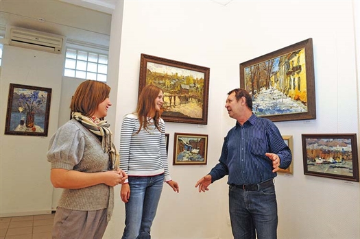 В числе первых работ, выставленных в галерее, оказались картины Алексея Попова (на фото - справа)