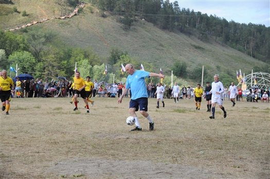 Николай Меркушкин принял участие в футбольном матче на Грушинском фестивале