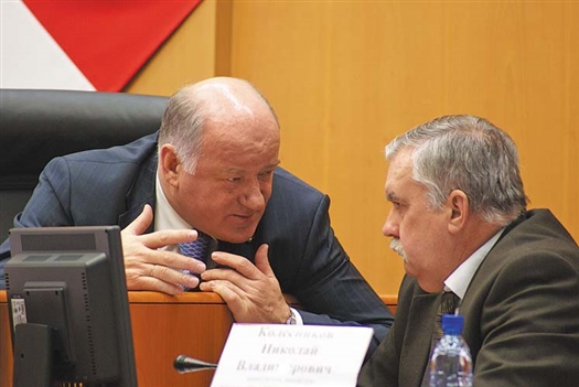 Виктор Сазонов (слева) считает, что работа управляющих компаний должна находиться под контролем власте