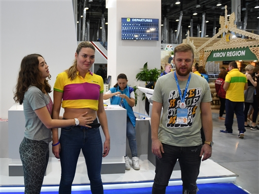 Самарская участница ВФМС учит гостей бодифлексу 
