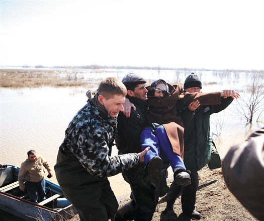 Спасатели и добровольцы буквально на руках вынесли десятки людей из затопленных домов