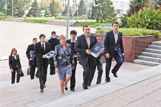 Александр Фетисов (в центре) в сопровождении представителей ОНФ привез документы на выверку в облизбирком