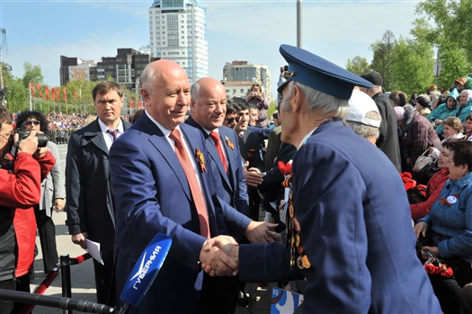 Губернатор вместе с ветеранами и горожанами принимает участие в параде на площади им. Куйбышева
