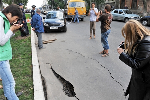 Провал грунта под припаркованной на ул. Пионерской Lada Kalina чиновники объяснили вымыванием грунта под асфальтом из-за дождевых вод