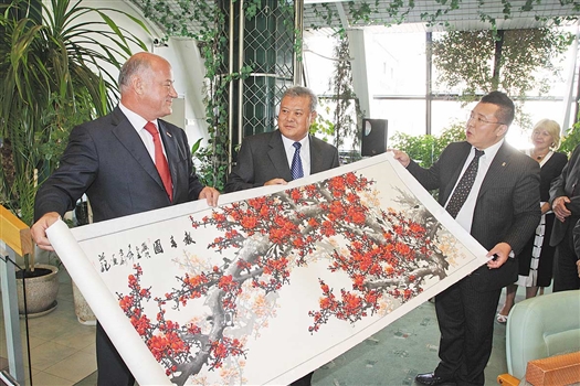В завершение визита китайские депутаты подарили самарским коллегам картину.