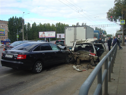 В Самаре во вторник, 11 сентября, около 13:40 на пересечении Московского шоссе 
и ул. Революционной произошло ДТП 
с участием трех автомобилей 
и трактора