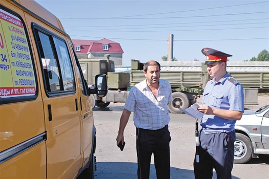 Инспекторы ГИБДД держат под контролем безопасность пассажирских перевозок