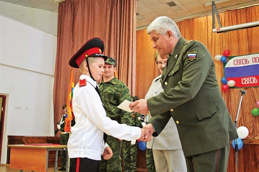 Замвоенкома Андрей Кротенко вручает пятикласcникам удостоверения юных кадетов