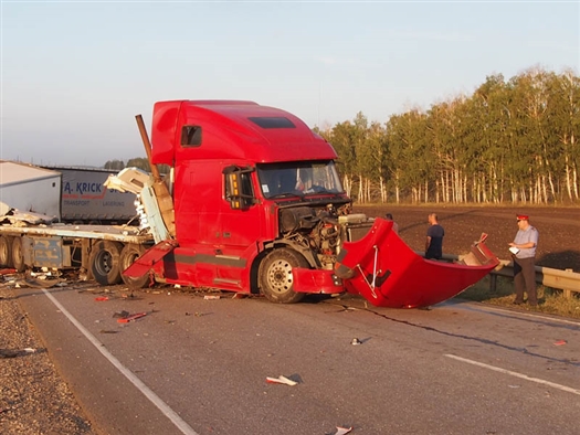 19 августа на 1126 км федеральной трассы М-5 "Урал" столкнулись четыре машины, в результате чего погибли пять человек