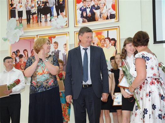 Олег Фурсов поздравил лучших выпускников Самары