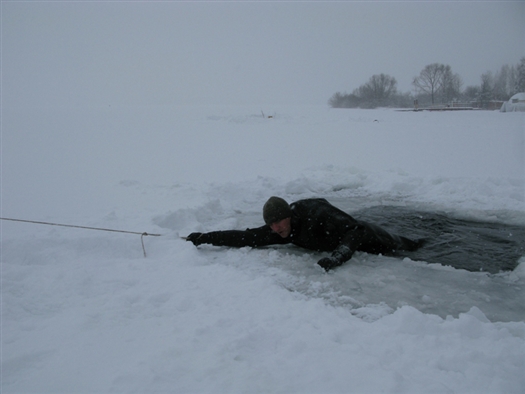 В Самаре около 14.00 в районе спуска ул. Вилоновская 27-летний мужчина и 26-летняя женщина провалились под лед