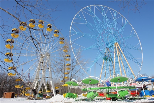 Этой зимой посетителям парка Гагарина в последний раз выпала возможность увидеть самое большое колесо обозрения в России