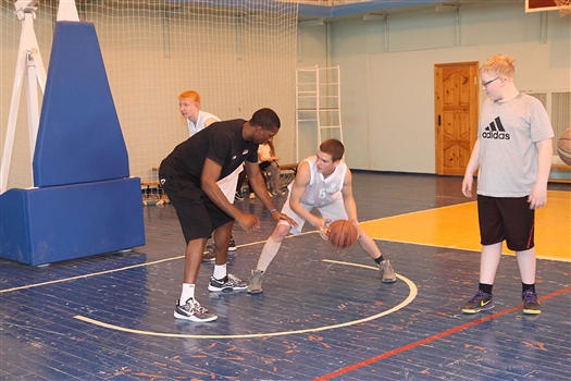 Баскетболисты "Красных Крыльев" провели мастер-класс в поселке Усть-Кинельский