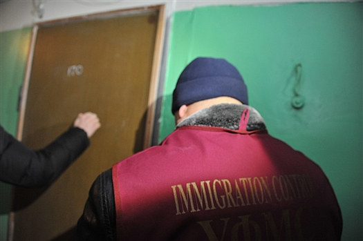 Сотрудники миграционной службы пошли проверять "резиновые квартиры"