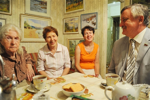 Глава Сызрани Виктор Хлыстов 3 июля поздравил с 90-летием жительницу города Ольгу Андреевну Рябову