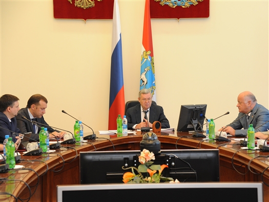 В среду, 18 июня, правительство Самарской области одобрило законопроект, позволяющий до конца 2014 г. оставить вопросы ЖКХ и дорожного хозяйства в ведении сельских поселений