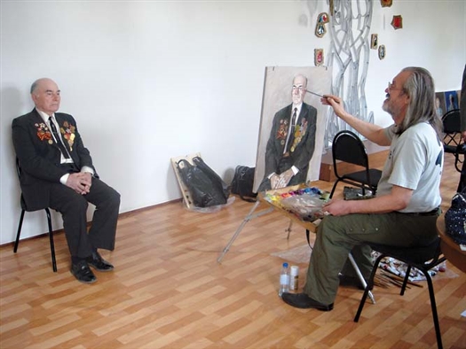 Николай Ельцов работает над портретом ветерана Великой Отечественной