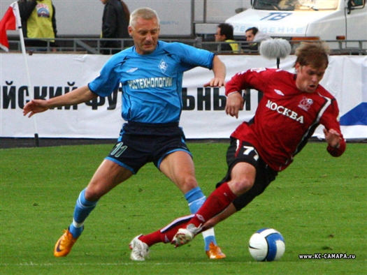 "Крылья Советов" не рассчитались с полузащитником Станиславом Ивановым (на фото справа), выступавшим за клуб в сезоне-2009.