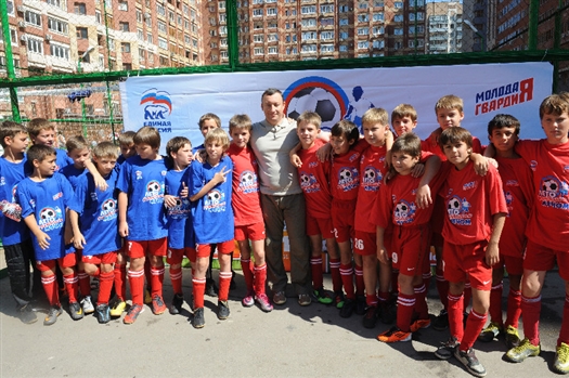 Секретарь политсовета регионального отделения "Единой России" Александр Фетисов отметил, что интерес детей к спорту и, в частности, к футболу постоянно растет