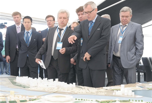 Руководителя департамента FIFA Юргена Мюллера заинтересовал макет будущего футбольного стадиона на стрелке Волги и Самары и близлежащей инфраструктуры