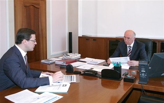 Губернатор отметил, что отношения с мэром Самары Дмитрием Азаровым у него сложились деловые
