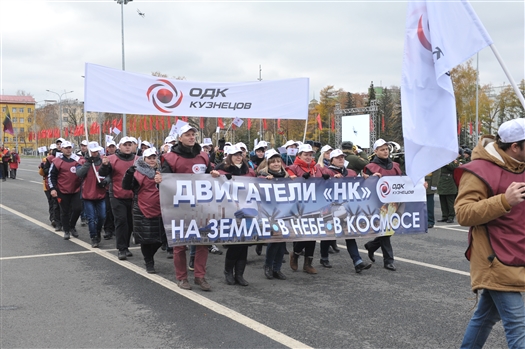 Сотрудники ПАО "Кузнецов" вынесли советские знамена на Парад Памяти
