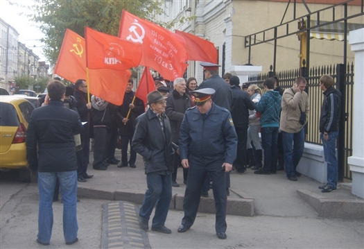 Коммунисты провели пикет во время заседания городской думы Самары