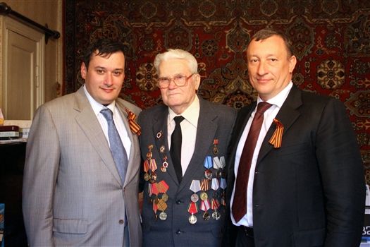 Александр Хинштейн и Александр Фетисов поздравили с Днем Победы ветерана Великой Отечественной войны