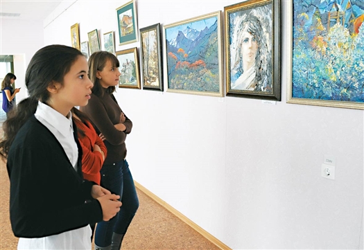 Выставку посетили многие горожане, в том числе и совсем юные.