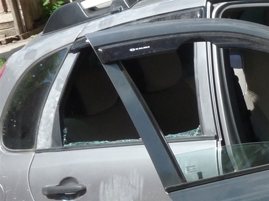 Грабители разбили локтями стекла машины и похитили деньги