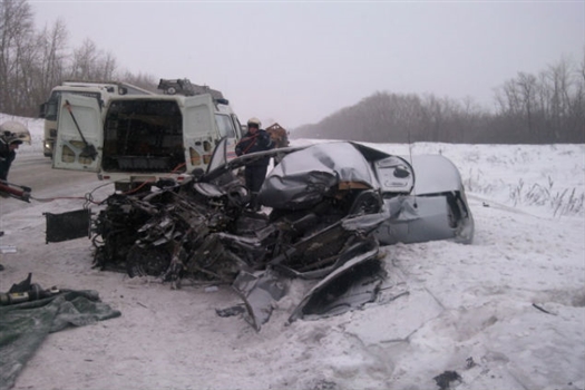 26-летний водитель Hyundai Accent, двигаясь в сторону Самары, не выбрал безопасную скорость, в результате чего автомобиль занесло на "встречку"