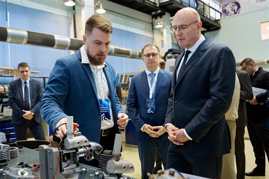 Вице-премьер РФ Дмитрий Чернышенко знакомится с разработками Инжинирингового центра Самарского университета