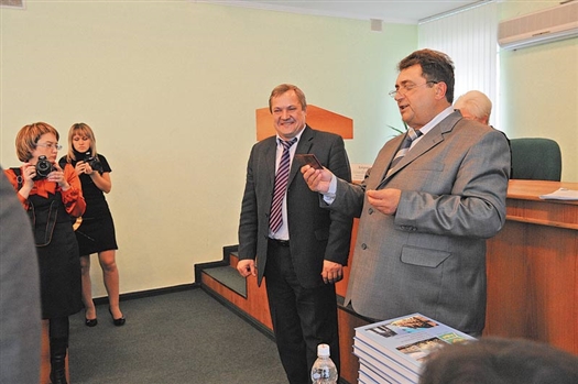 На заседании городской думы Кинеля 2 декабря депутаты единогласно утвердили Александра Прокудина на пост главы администрации муниципалитета