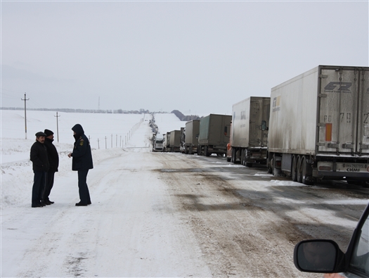 Движение  автотранспорта по федеральной трассе М5 «Урал» на выезде из Самарской области и в местах отстоя в Камышлинском районе восстановлено, но в ограниченном количестве