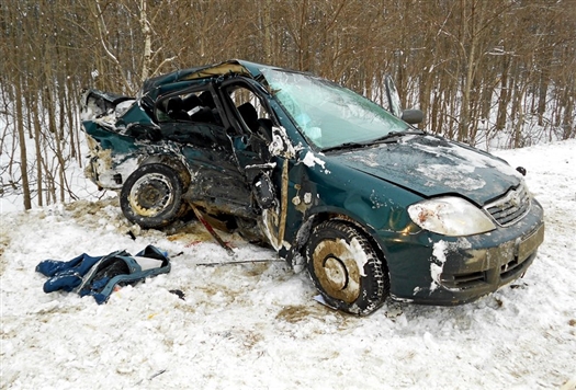 От удара в правый борт зеленая Toyota превратилась в груду металлолома, а её водитель скончался на месте