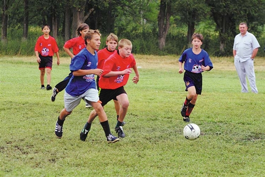 Юные футболисты стремятся к победе, чтобы встретиться с кумирами