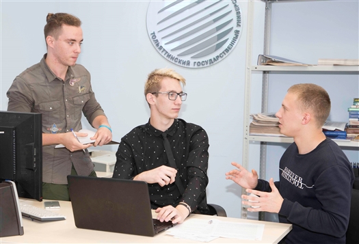 Проектная команда студентов ТГУ "Девять целых" за разработкой IT-стартапа