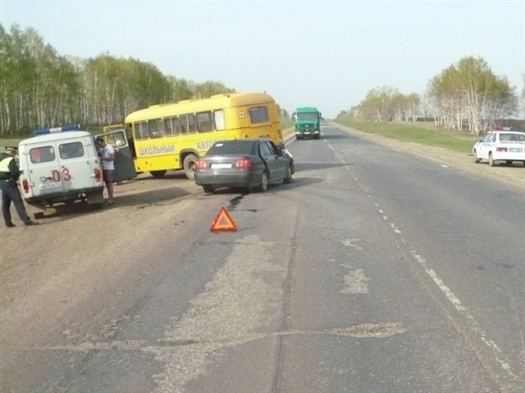 В Сергиевском районе иномарка врезалась в школьный автобус