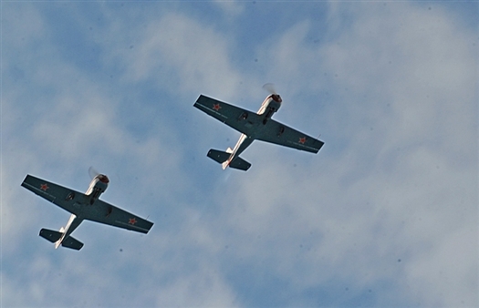 Парад самолетов начался с пролета раскрашенных в цвета времен Великой Отечественной войны учебных Як-52