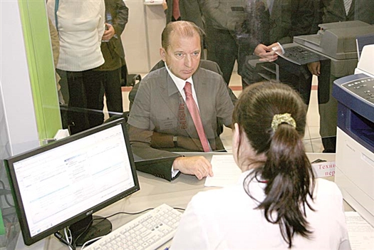Владимир Артяков воспользовался услугами МФЦ в тестовом режиме: он узнал, какие документы нужны для оперативного получения российского паспорта