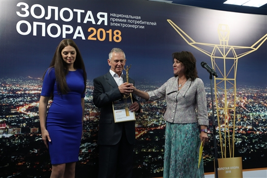 Наталья Собко вручает награду Сергею Кокошникову