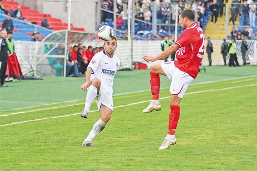 Начинавший футбольную карьеру в Нальчике Олег Самсонов (в белой форме) помог «Крыльям» обыграть свой бывший клуб.