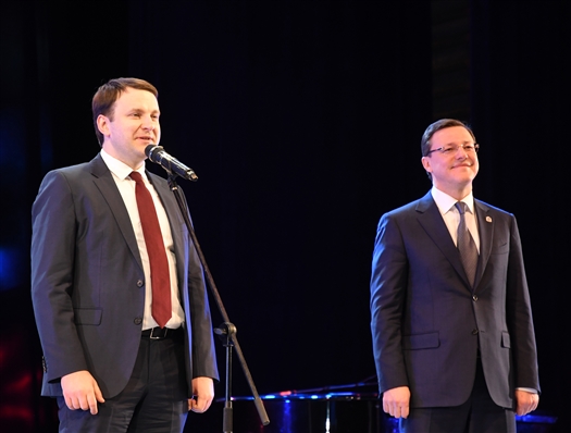 Сотрудниц АвтоВАЗа с 8 Марта поздравили Максим Орешкин и Дмитрий Азаров