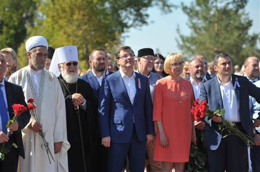 Самарцы в День города возложили цветы к памятнику князю Григорию Засекину